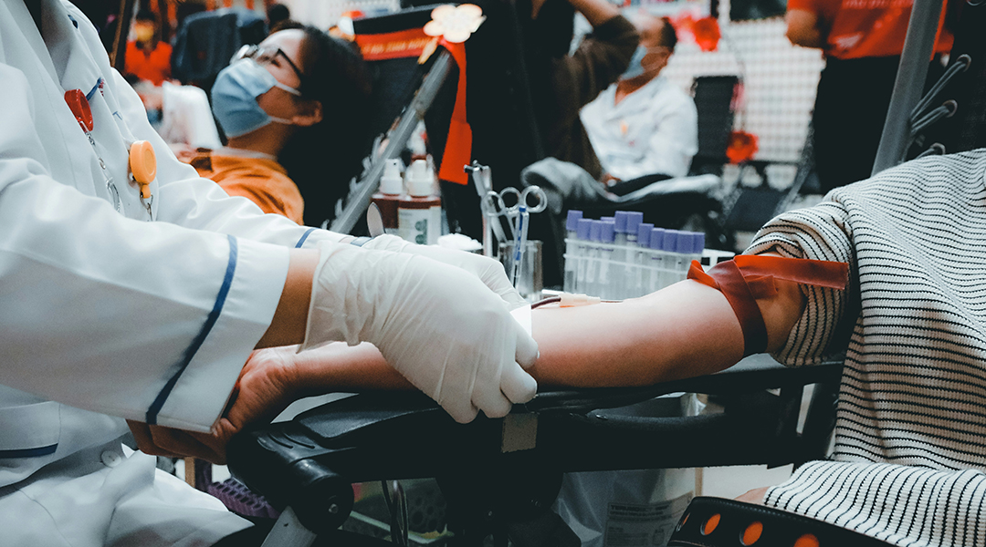 git_laboratory's tweet image. Engineered blood cells could eliminate blood type matching to solve donor shortage dlvr.it/TCWKyq