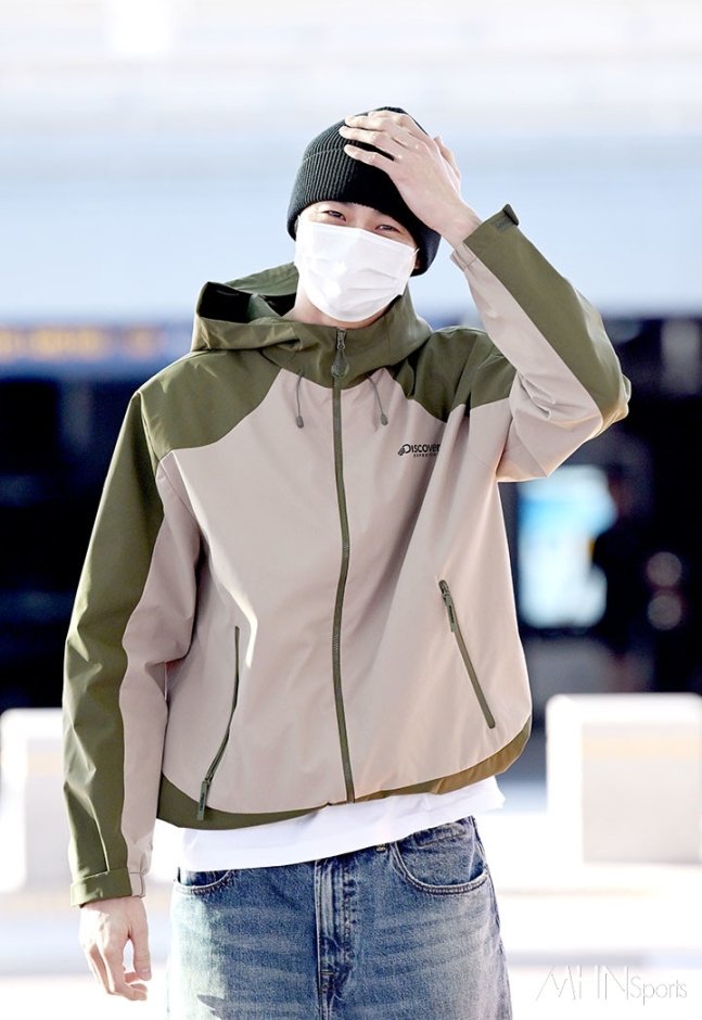 #LovelyRunner actor #ByeonWooSeok departed for Sydney, Australia via Incheon Airport for an overseas photoshoot. ❤😍

#Kdrama #KoreanUpdates #KoreanDrama #Kpop