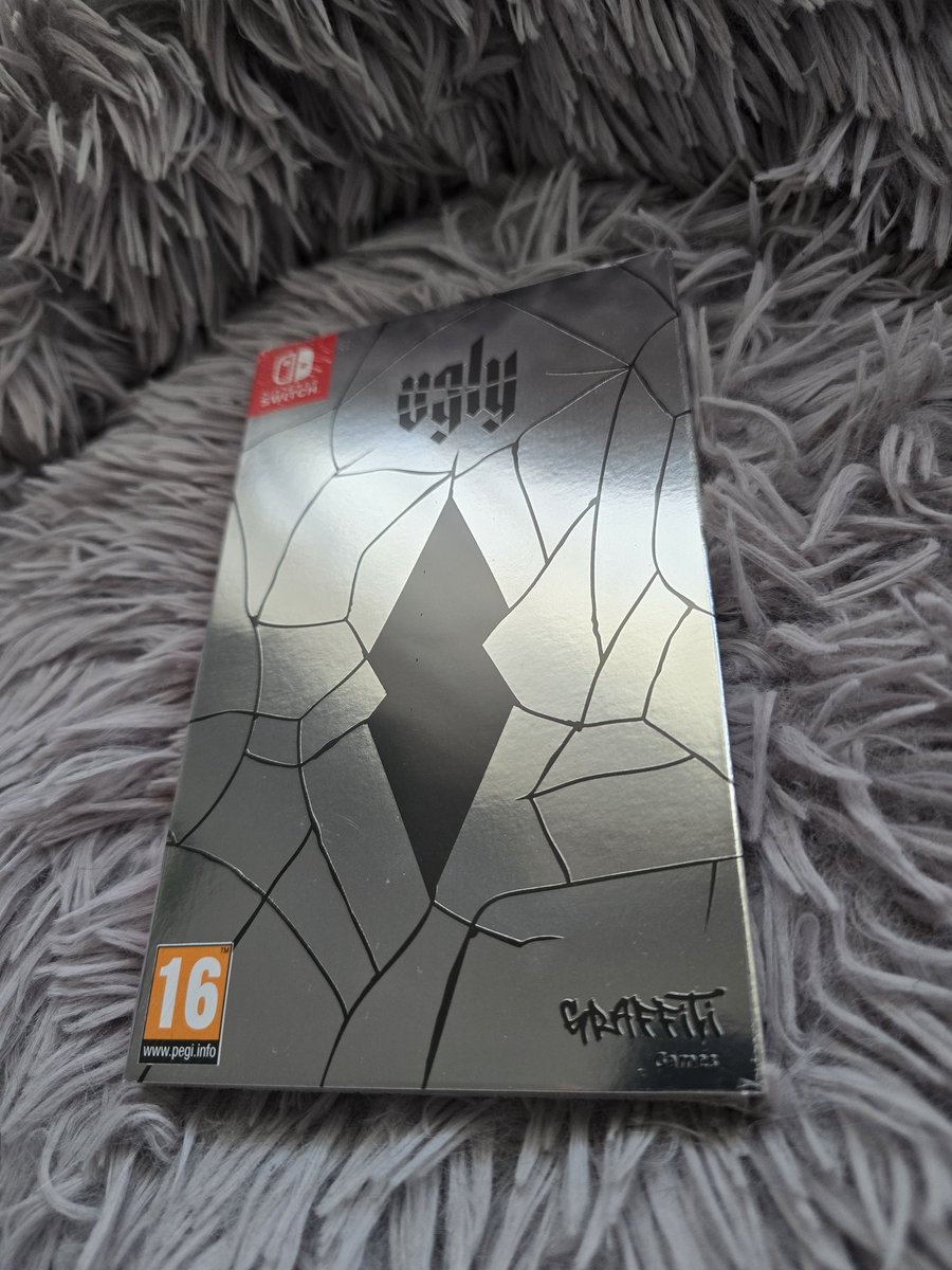Acaba de llegar paquetito de  <a href="/xtralife_es/">xtralife</a> 📦
Mirar que ✨️PRECIOSO✨️ es Ugly de  <a href="/TeamUglyGames/">TEAM UGLY</a> 💜
Había dejado la partida en standby hasta poder tener la copia física y tenia unas ganas locas de tenerlo en mis manos 💕
#indiegames #indievideogames
