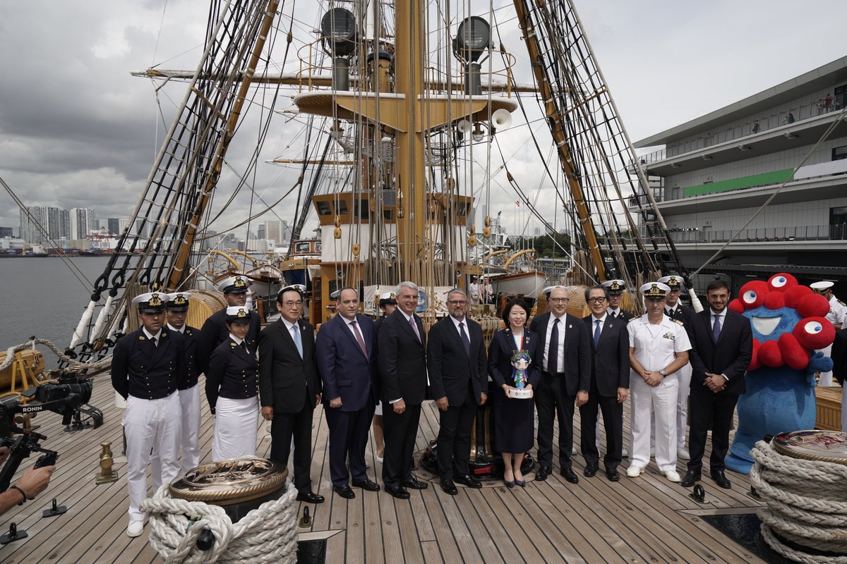 𝐒𝐀𝐈𝐋𝐈𝐍𝐆 𝐓𝐎𝐖𝐀𝐑𝐃𝐒 𝐄𝐗𝐏𝐎 𝟐𝟎𝟐𝟓 𝐎𝐒𝐀𝐊𝐀
Photo opportunity a bordo del Vespucci con i protagonisti della giornata e due ospiti d'eccezione, le mascotte Italia-chan, del Padiglione 🇮🇹e Myaku Myaku, di <a href="/expo2025_japan/">Expo2025 大阪・関西万博</a>🤝
#VespucciTour #WeAreVespucci