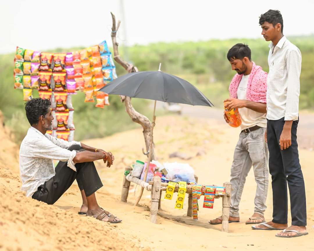 MNuSau_RLP's tweet photo. मारवाड़ के धोरों की चलती फिरती दुकान 
#samdesert #jaislmer #Bmr https://t.co/xPAhsydBeO
