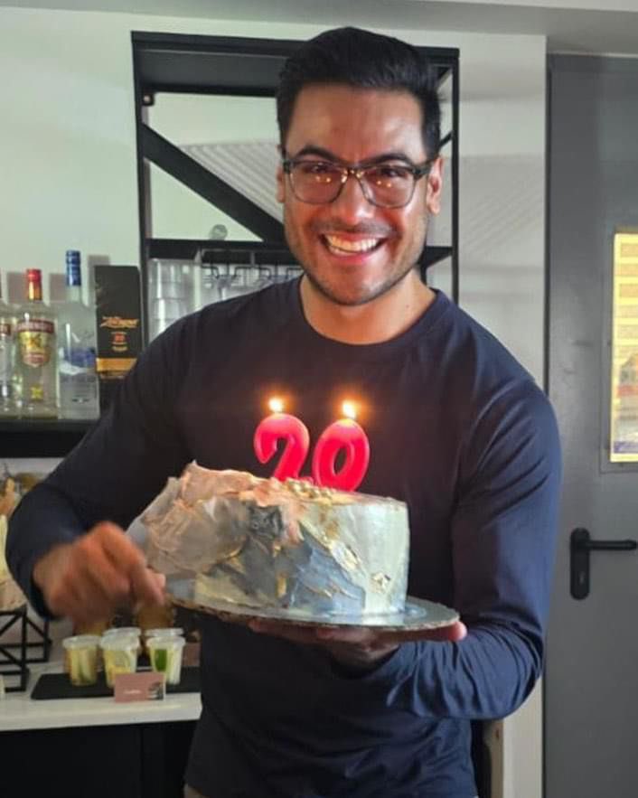 Betty_RayH's tweet image. XX años y los que siguen 👏👏 
#CarlosRivera #carlosriveraxx