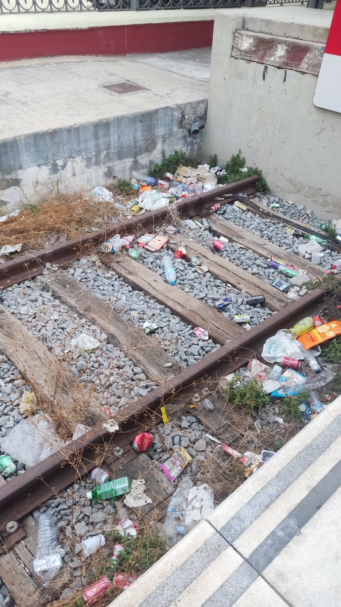 llozano_b's tweet photo. @Adif_es @rodalies muchísima basura en la vía de la estación de Badalona. https://t.co/f4hMqskaeb