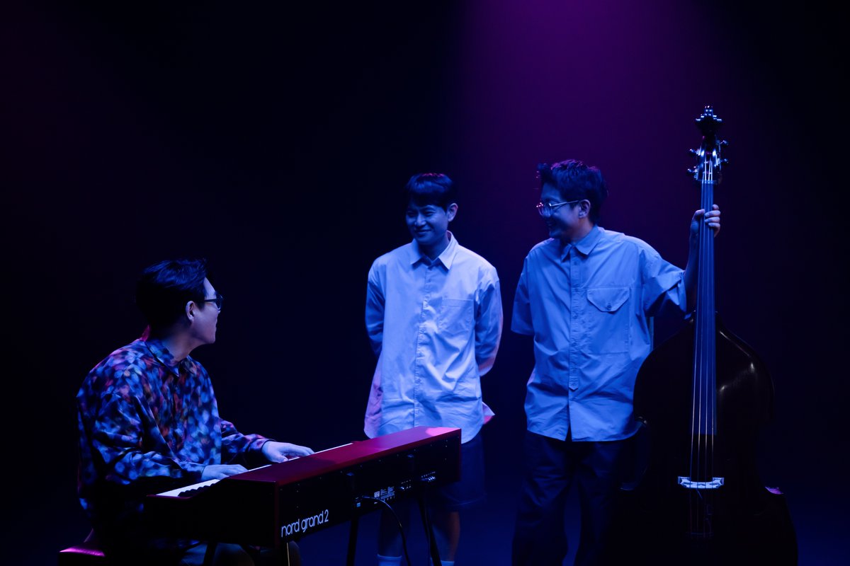 #윤석철 

윤석철트리오의 여름은 아직! 

윤석철트리오 정규 앨범 [나의 여름은 아직 안 끝났어]의 타이틀 곡 
'너와 나는 같은 걸 보고 있었어' MV 촬영 현장 사진과 인터뷰가 담긴 VIBE 매거진이 공개되었습니다! 🌊

🔗vibe.naver.com/magazines/62482

<a href="/SCJAZZY/">윤석철</a>
#YunSeokCheol 
#윤석철트리오