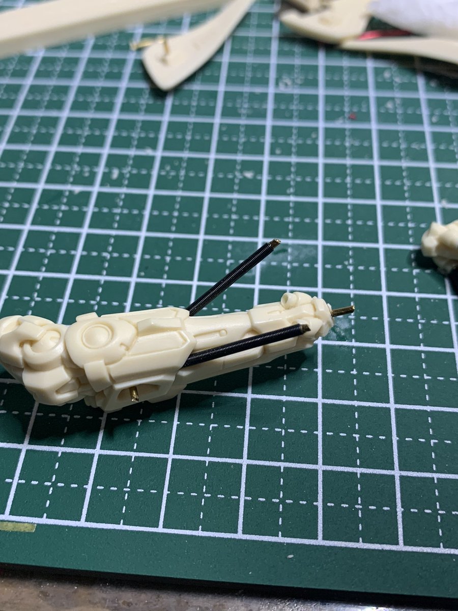 taketamo072410's tweet image. 筋彫りでも進めようかと
引っ張り出して腕のパイプつけてなかったのでスプリングで自作
瞬着で真鍮を着けて挿入短めに切って引っ掛ける感じすぐに外せるので良きかな❤️☺️
上腕にもあったな　まずスプリング探す🔍#SR3
 #FSS_jp 
#ガンプラジオ 
#日田hic
#天プラ