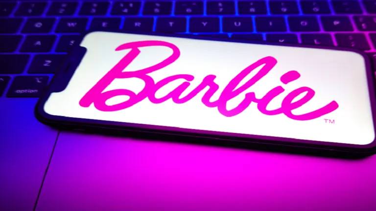 للتخلص من سموم المواقع.. شركة (HMD) تطلق هاتف باربي بسعر 130 دولار، والذي يوفر دعماً للمكالمات والرسائل النصية "دون إمكانية الوصول إلى مواقع التواصل الاجتماعي".