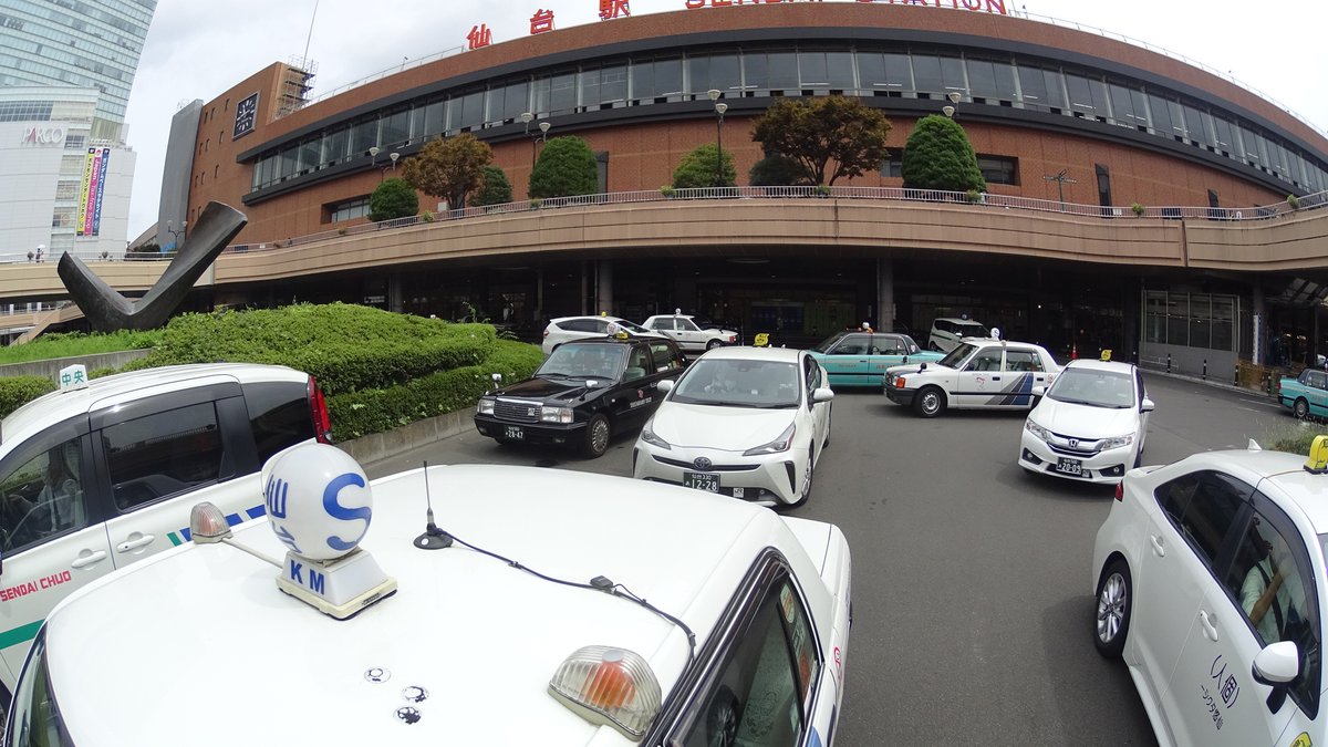 sendaitaxigroup's tweet photo. 【令和6年8月29日（木）】
KM仙台タクシーのはっしーです。
研修生Hさんも今日が最終日！本人希望で仙台駅をもう一度見ておきたいとのことで来ました。
今日の仙台駅タクシープールは大混雑💦あまり乗車する方がいない様子でした。
さて、Hさんは土曜日デビューの予定。諸先輩方よろしくお願いします！ https://t.co/27H4ELw26G