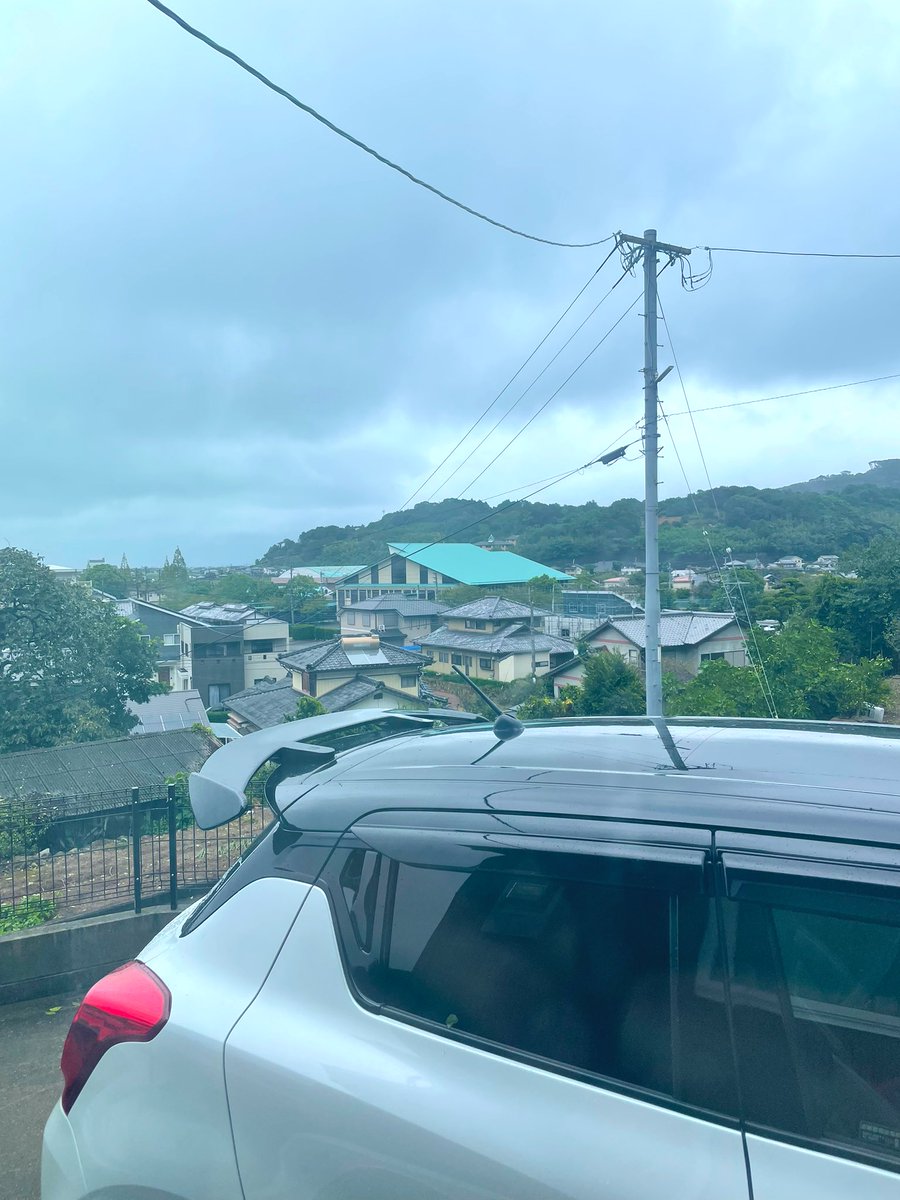 雨も風も突然やんだ…？
今台風の目にはいったんか？🤔