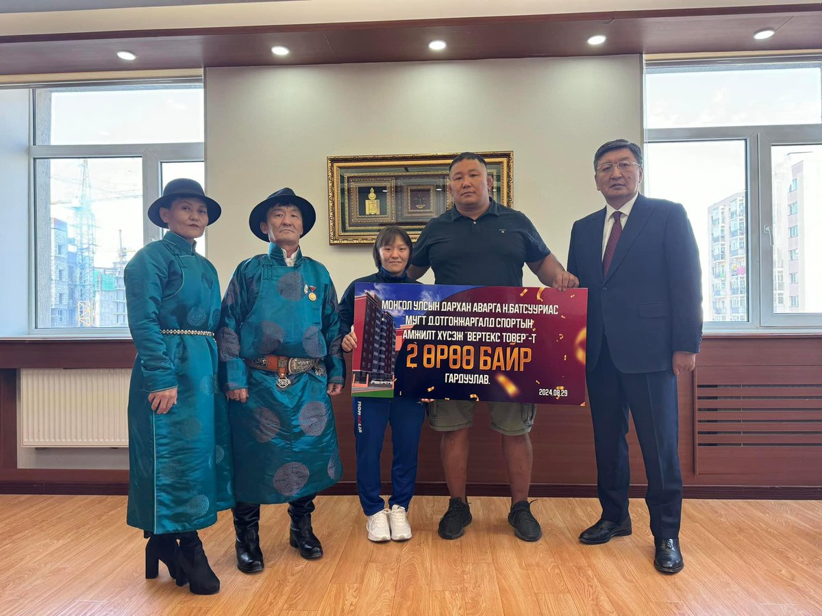Дархан аварга Н.Батсуурь амласан амлалтдаа хүрч чөлөөт бөхийн тамирчин Д.Отгонжаргал 2 өрөө байрыг гардуулав.