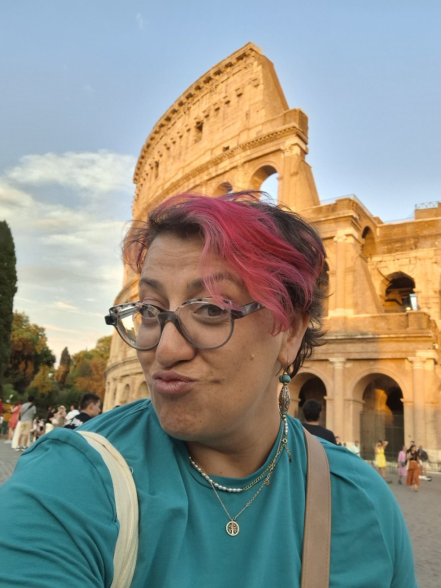 HappensInMyLab's tweet image. #EAA2024 officially started with a silly selfie 😂 #archaeology #research #conference