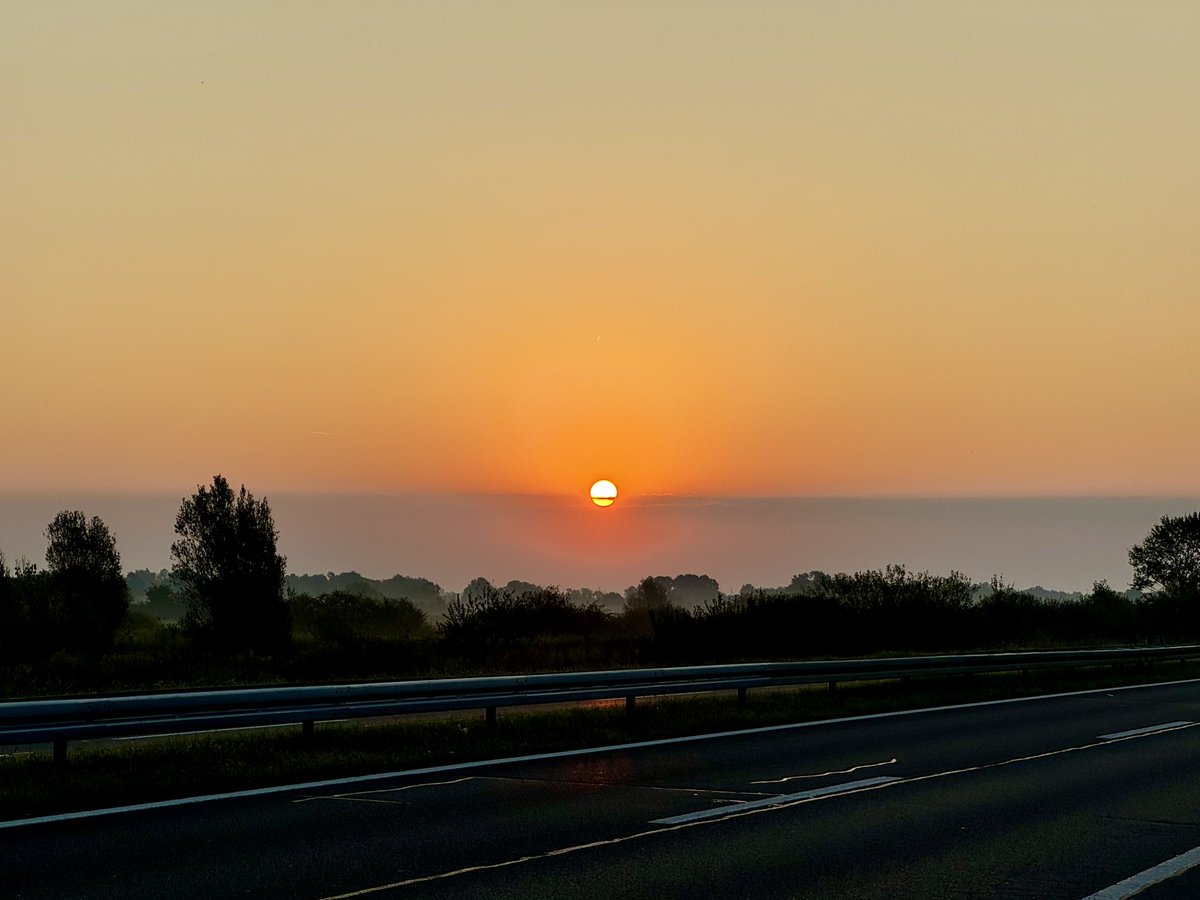 SkippRi's tweet image. Sunrise on the road on #day338
 of #365daysphotochallenge with #iPhone15Pro