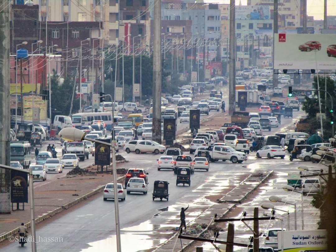 أعِدْني إلى عُطلةِ نهاية الأسبوع في الخرطوم، إلى الشوارع المزدحمةِ بالناس والسيارات، إلى ضجيج الواحدةِ ظُهرًا، إلى همهمات الكماسرةِ الصاخبة: عرَبي عربي عربي، حِلة حِلّة حِلّة، عيلفون عيلفون عيلفون، شهدا شهدا شهدا، بحري بحري بحري، رجعني هناك لِألمِس الحياة مرة أخرى.