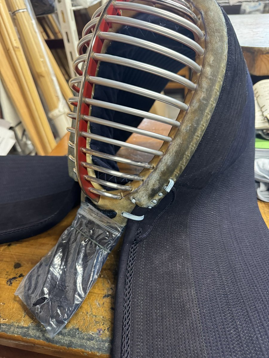 buzenshi_seiryu's tweet photo. よく面を持つ時に顎を持ったらダメ、その置き方も良くないと聞くと思います。
良い機会なので...内輪を縫い付ける箇所はアゴの裏革１枚だけです。稽古後など顎を持ったりするとどうなるでしょうか？汗で濡れた革が伸びたり破れたりと壊れやすくなっています。そういう理由があるんです😊 https://t.co/OaJclY7HrT