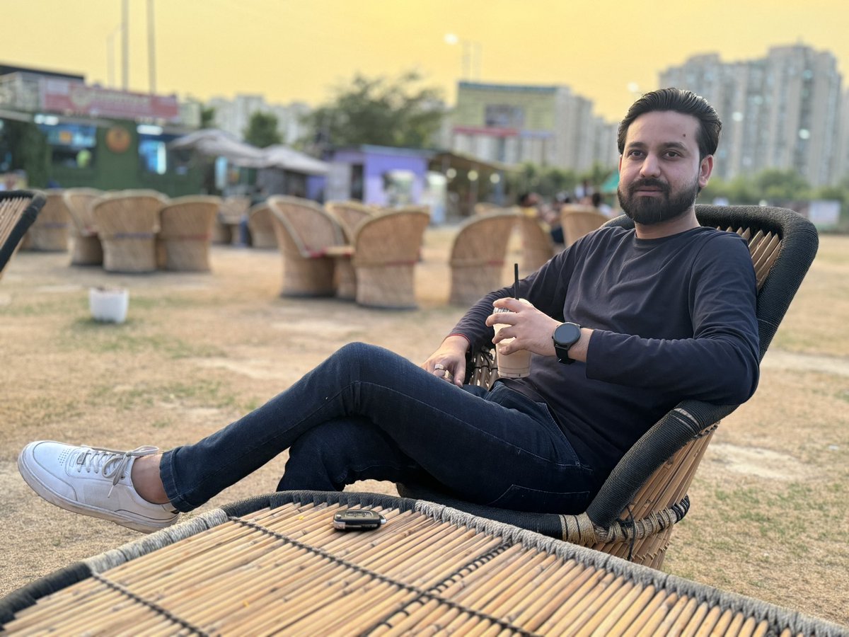 ImKuldeepRaghav's tweet photo. जब भी मुँह ढक लेता हूँ
तेरे जुल्फों के छाँव में
कितने गीत उतर आते है
मेरे मन के गाँव में। 

- @DrKumarVishwas https://t.co/Ny7ByFUU6i