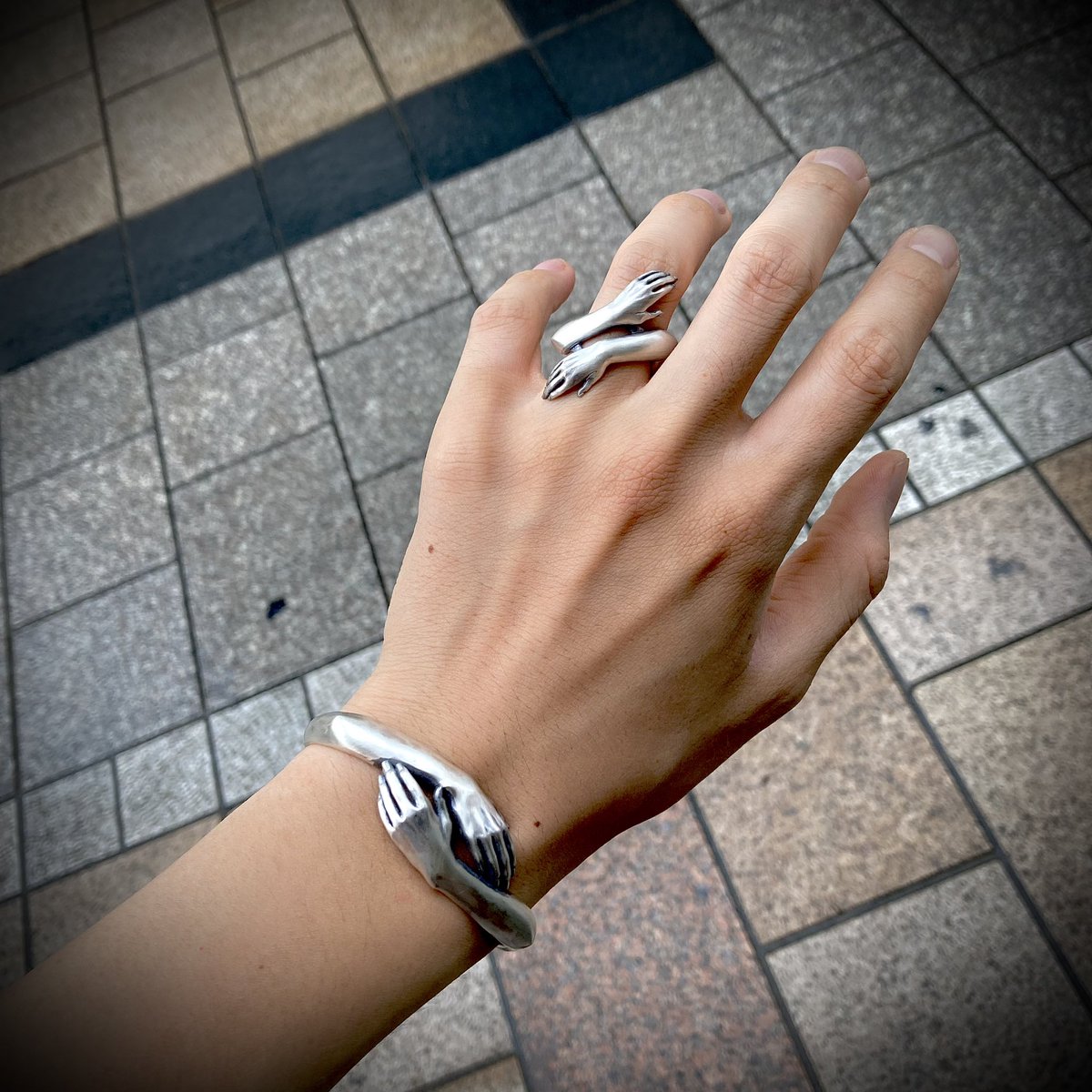 ginya_hamamatsu's tweet photo. 【Madgraffiti】
慈愛をテーマに製作されたアフェクションシリーズ🤲

優しく抱きしめられているような造形。
肌のような滑らかな曲線で構成し、正面から見た時の肘部分の見え方にも拘りが感じられます‼️

最後の機会に是非店頭までお越し下さい🙏

[price]
リング
¥30,800

バングル
¥49,500 https://t.co/imaCgA681y