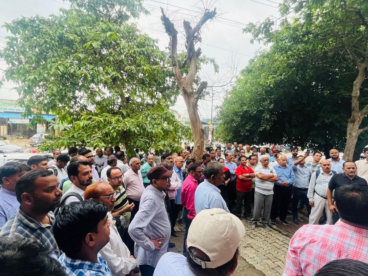 WomenBanker's tweet photo. @aiboc_in Aligarh Unit protesting 
Against exploitation of women officers &amp;  elderly officials in @pnbindia.
It's very shameful that management will think at such a low level.
@kmarkri https://t.co/YKhODKsbHQ