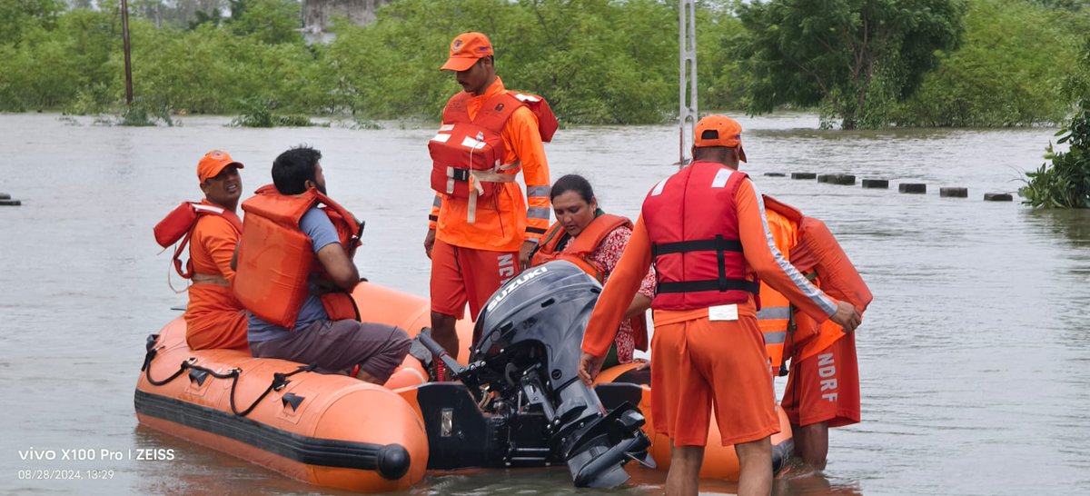 પૂર પીડિતો માટે તલાટી બન્યા દેવદૂત
વડોદરા તાલુકાના કોટાલી અને દેના  ગામે પડેલ અતિભારે વરસાદમાં અતિવૃષ્ટિથી પૂર અસરગ્રસ્ત થયેલા ગ્રામજનો અને પાણીમાં ફસાયેલ હતા 
#SafeGujarat 

<a href="/CollectorVad/">Collector & DM Office Vadodara</a> <a href="/ddo_vadodara/">District Panchayat Vadodara</a> <a href="/InfoGujarat/">Gujarat Information</a> <a href="/CMOGuj/">CMO Gujarat</a>