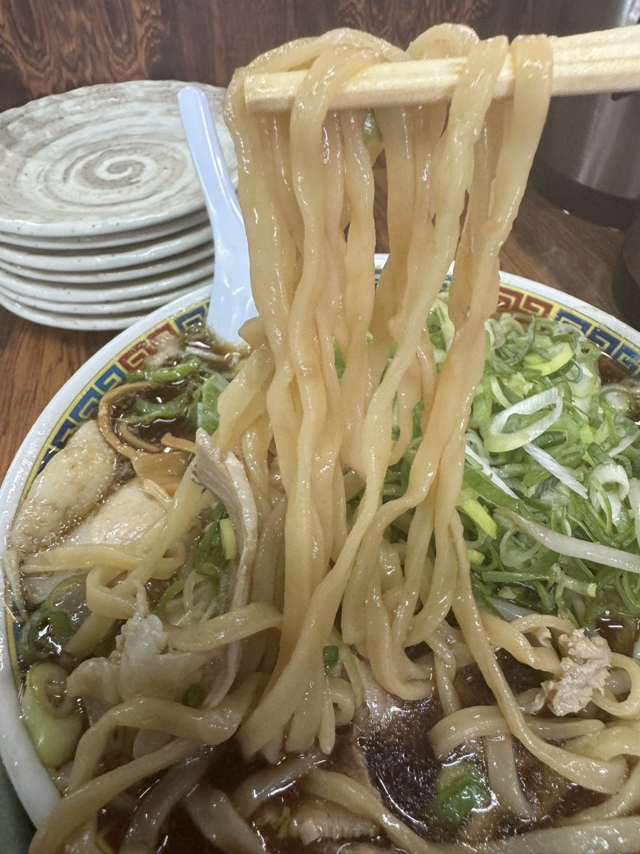 01rkrNSzzPRGRpF's tweet photo. ひとこと苦言をば。

スマホ漫画見ながら食べては止まり。目の前に店内待ち６人外にも並び気づくでしょ。
うちの回転率とかどうでもいいが、長い間待ってる人に少しは気を遣えないものかな。食べ終えてもまだ漫画読む。
ここは漫画読むとこやなく、ラーメン食べる所やでと優しく伝えました。

天神旗 https://t.co/To11OseWTO