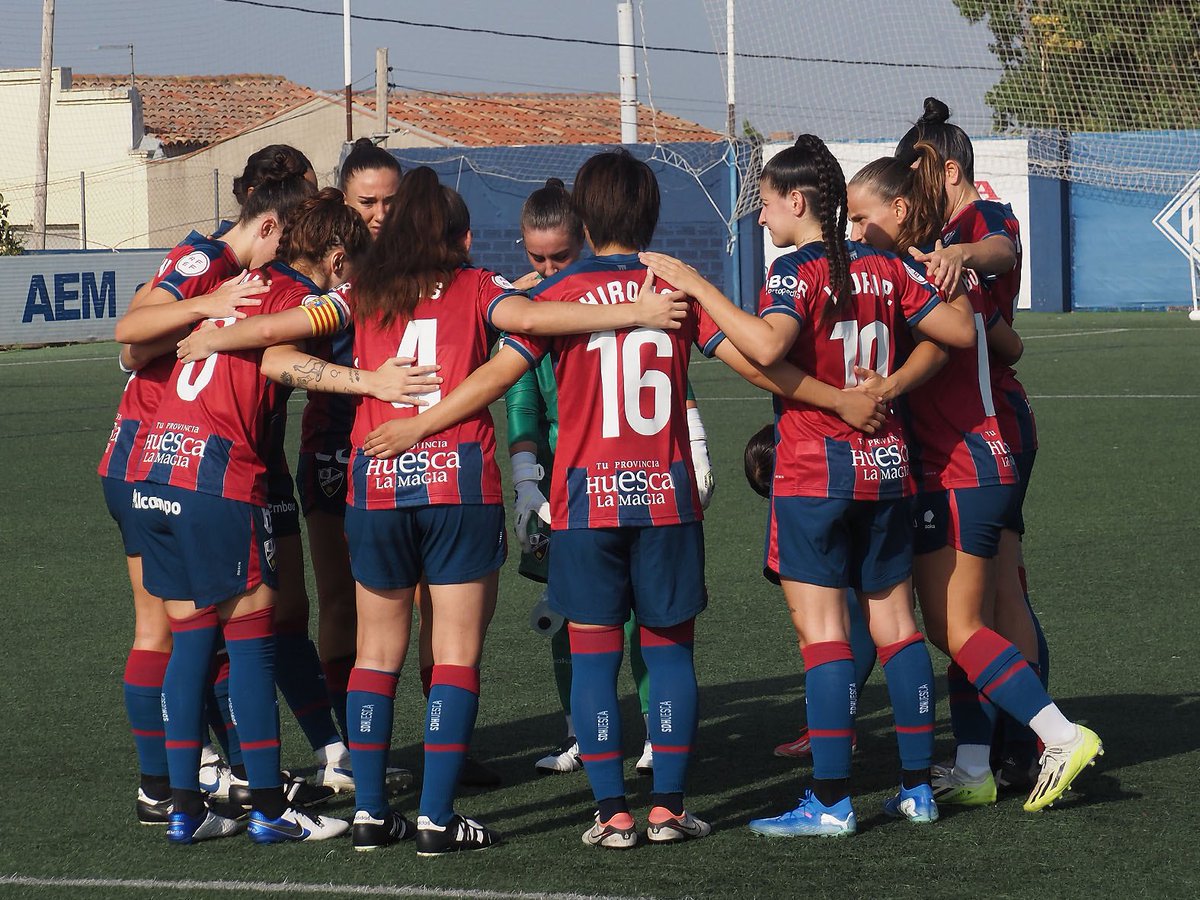 NnattiGutierrez's tweet photo. At the halfway point of the week, we continue to work. Soon the league 🔜 👀
#teamwork #sdhuescafemenino🔵🔴 #sinreblar #season2425 #2RFEF #futfem https://t.co/ijTsnjvRAp