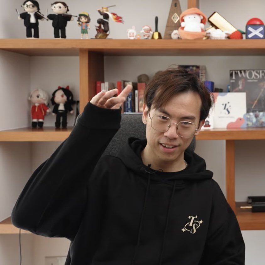 yuuchi_dc's tweet photo. The best face of Clair de Lune hoodie
#twosetviolin
#twosetapparel https://t.co/jH0VczZ6qX
