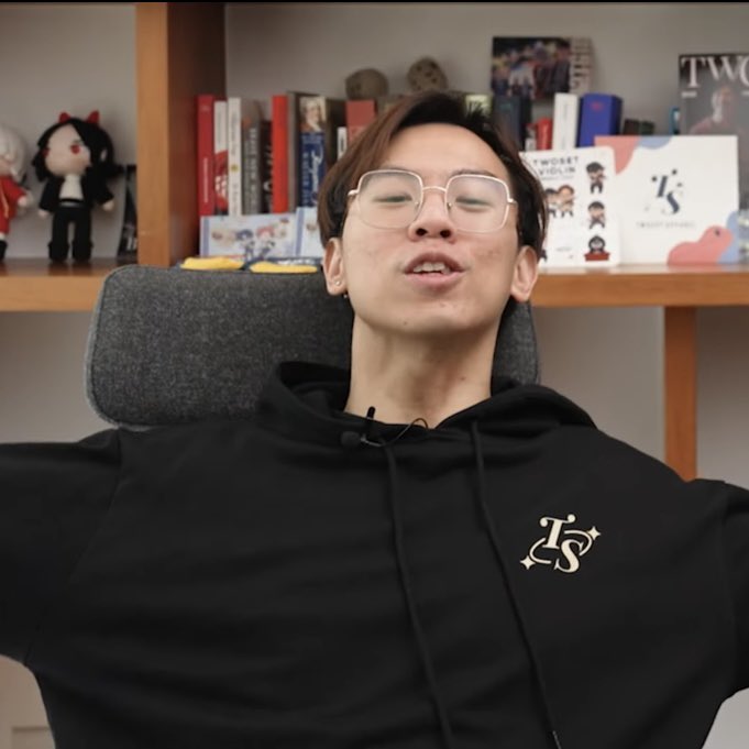 yuuchi_dc's tweet photo. The best face of Clair de Lune hoodie
#twosetviolin
#twosetapparel https://t.co/jH0VczZ6qX