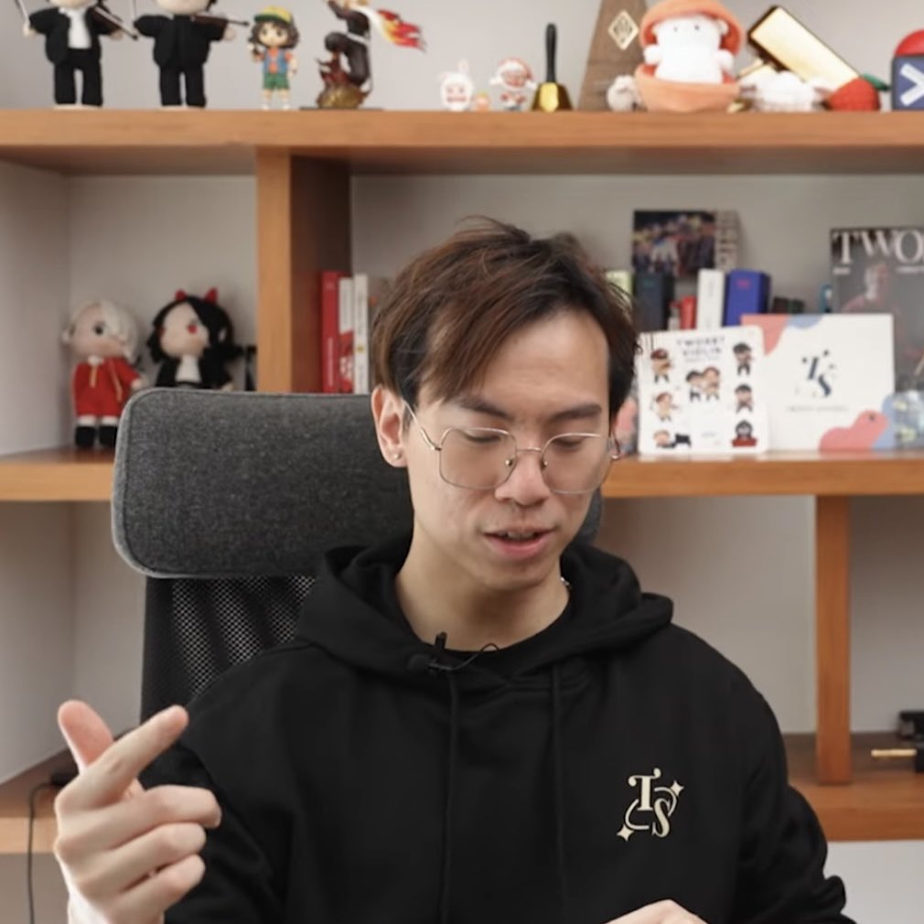 yuuchi_dc's tweet photo. The best face of Clair de Lune hoodie
#twosetviolin
#twosetapparel https://t.co/jH0VczZ6qX