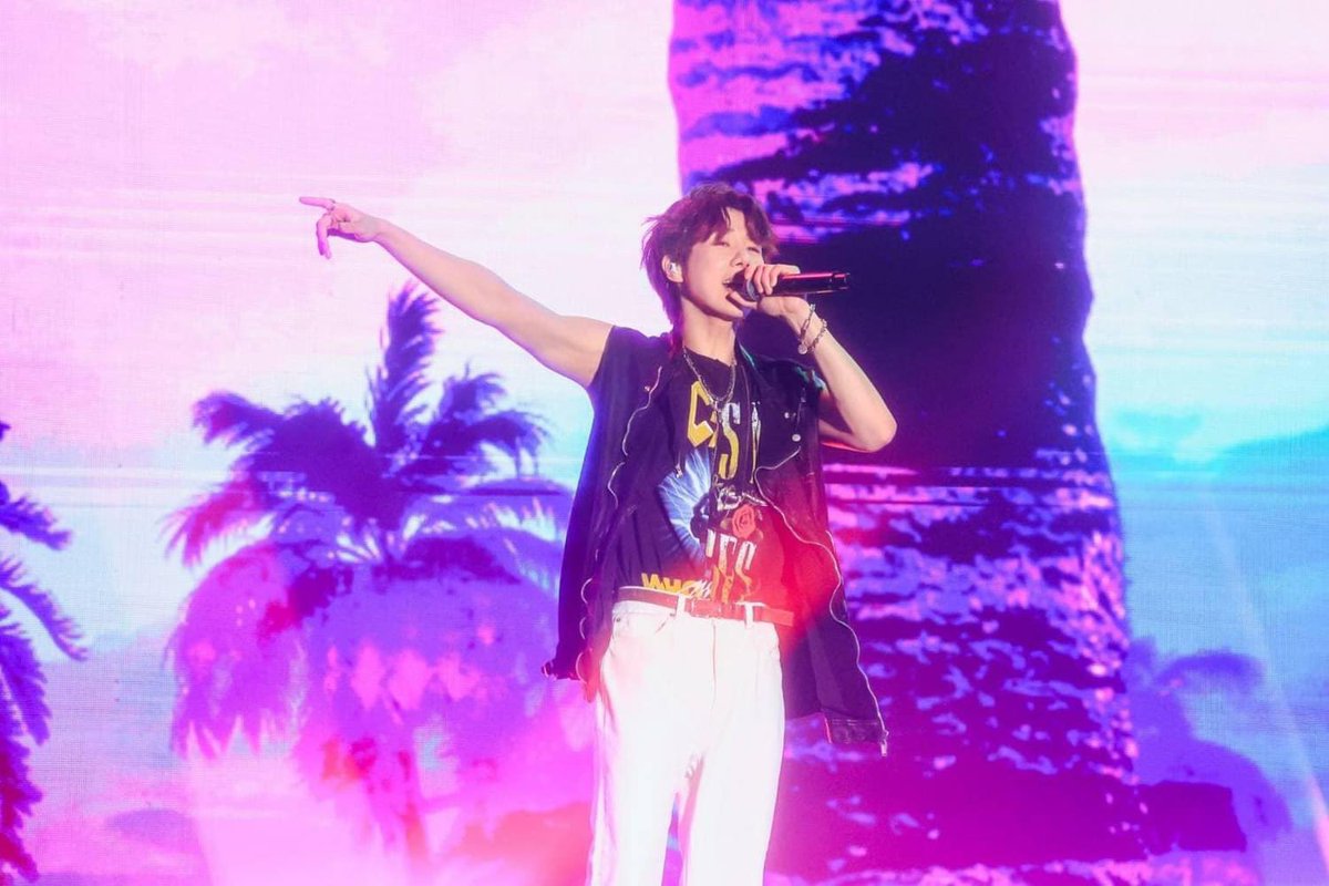AllNews_th's tweet photo. “คิม ซองกยู” หนุ่มตายิ้มที่จริงใจ กับคอนเสิร์ตเดี่ยวครั้งแรกในไทยที่ฮีลใจเกินเบอร์ 2024 KIM SUNG KYU CONCERT [LV3 : Let's Vacay] IN BANGKOK

#KIMSUNGKYU #金聖圭 #김성규 #LV3_LetsVacay_IN_BKK #LV3_LetsVacay
#DoubleHTNE #DSHOW_Thailand #KOKOCONNECTION

🔗 https://t.co/nX8nkWVU0E
 Let’s Fun กันถ้วนหน้า สำหรับชาวอินสปิริตไทย (Inspirit ชื่อแฟนคลับอย่างเป็นทางการ วง Infinite) และชาวเมือง Citizen ที่ได้มาพักร้อนฟังเสียงเพลงเพราะๆ จากหนุ่มเสียงดี ที่มาพร้อมตายิ้มชวนละลาย คิมซองกยู (KIM SUNG KYU) กับคอนเสิร์ตเดี่ยวครั้งแรกของเขาที่ประเทศไทย 2024 KIM SUNG KYU CONCERT [LV3 : Let's Vacay] IN BANGKOK ที่จัดขึ้นในวันเสาร์ที่ 24 สิงหาคม 2567 ที่ผ่านมา ณ MCC HALL, เดอะมอลล์ไลฟ์สโตร์ งามวงศ์วาน โดยผู้จัดใจดีฝีมือคุณภาพอย่าง D-SHOW THAILAND

                งานนี้มีแต่คำว่าดีแล้ว ดีอีก และดีขึ้นไปอีก! เพราะนอกจากจะเป็นการพบเจอกับหนุ่ม “ซองกยู” ในรอบหลายปี ครั้งนี้แฟนๆ จะได้ฟังเสียงพลังโวคัลของเขาแบบเต็มอิ่มจนเรียกว่าฟินระเบิดหู ที่มาพร้อมกับวงดนตรีเนรมิตเหล่าเพลงเพราะของเขามาให้ฟังในรูปแบบดนตรีสด จึงบอกได้คำเดียวว่าคอนเสิร์ตครั้งนี้ “ซองกยู” เขาจัดให้แบบเกินคุ้ม!

                ถึงเวลาออกเดินทาง Let's Vacay! “ซองกยู” ต้อนรับเหล่าอินสปิริตและชาวเมือง ด้วยเสียงลมทะเล และเสียงคลื่น ก่อนที่เขาจะปรากฏตัวด้วยใบหน้าหล่อเหลาราวกับพระอาทิตย์แรกของวันเป็นสัญญาณที่ดีในการเดินทางไปพักร้อนครั้งนี้

                เปิดตัวด้วยเพลง DIVIN, Shine และ Ready To Go เพลงจังหวะเบาๆ ให้โยกโบกบงตามกันเบาๆ ก่อนที่เขาจะเริ่มทักทายแฟนๆ ชาวไทยอย่างเขินอาย ด้วยภาษาไทยว่า “สวัสดีครับ ผมชื่อ คิม ซองกยู ยินดีที่ได้เจอกันครับ”

                แค่สต็อปแรกแฟนๆ ก็ต้องยกมือมากุมใจเพราะขนลุกที่ในที่สุดก็ได้เสพย์ความหล่อของเขาด้วยตาเนื้อ และได้ฟังเพลงสดๆ จนหูทิพย์ละลาย ก่อนจะออกเดินทางกันต่อจากจุดพักแรกที่หนุ่มซองกยูตั้งใจสร้างความทรงจำให้ทุกคนเหมือนได้ไปพักร้อนกับเขาจริงๆ เพลงต่อไปอย่าง Because, 41 Day และ Sometimes เลยยิ่งอัพสเต็ปความสนุก ก่อนจะไล่ระดับขึ้นไปเรื่อยๆ ด้วยอารมณ์ดนตรีที่พุ่งสูงขึ้นอย่างต่อเนื่อง กับเพลง The Answer, Sentimental, Sorry และ Till Sunrise

                เอ็นจอยกับเสียงเพลงมาตลอดทาง ก็มาถึงจุดเช็คอินที่พร้อมให้ทุกคนใช้เวลาพักร้อนกันอย่างเต็มอิ่ม “ซองกยู” ก็ขออัพเกรดคอสตูมใหม่กับลุคสดใสไวป์ซัมเมอร์ซัมใจ ซึ่งระหว่างนั้นวงดนตรีก็ยังคงเล่นต่อไปไม่มีเบรก คอนฯอื่นมี VTR คั่นโชว์ แต่คอนฯนี้เรามีนักดนตรีเอ็นเตอร์เทนตลอดงาน