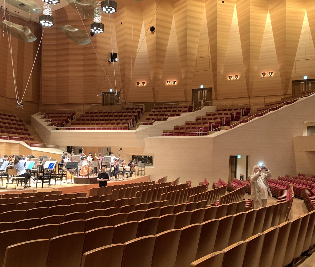TokyoConcerts's tweet photo. 【#サマーフェス2024】
ザ・プロデューサー・シリーズのオーケストラ・プログラムで、今年のサントリーサマーフェスは最終公演となります。今年のテーマ作曲家、#フィリップ・マヌリ 作品の日本初演に #アルディッティ弦楽四重奏団 と #都響 が共演！写真はリハ前にホール内をぐるっと見回すマヌリ氏。 https://t.co/Yh33UpCEsN