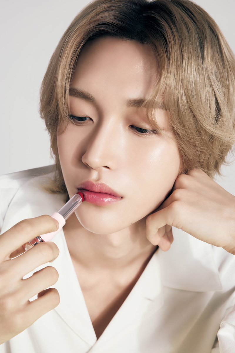 - 원빈이 건네 준 ’장미’ 한 송이는
그 어떤 ‘베리’보다도 달콤하고 매혹적이었지🌹 - 

원빈의 #컬러래스팅글로우스틱 은
청량한 체리 레드 컬러의🍒
𝟶𝟷 𝚁𝚘𝚜𝚎 𝙱𝚎𝚛𝚛𝚢

💖𝐄𝐓𝐔𝐃𝐄 X 𝙍𝙄𝙄𝙕𝙀🧡
𝐂𝐨𝐥𝐨𝐫 𝐋𝐚𝐬𝐭𝐢𝐧𝐠 𝐆𝐥𝐨𝐰 𝐒𝐭𝐢𝐜𝐤💫