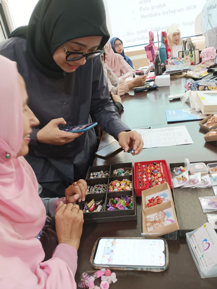 mentary_77's tweet photo. Alhamdulillah hari ini produk Mentary mengikuti Kurasi UNIQLO untuk outlet di AEON MALL Deltamas Bekasi. Terimakasih Dinas Perdagangan kab. Bekasi yang telah memfasilitasi UKM Kab Bekasi. https://t.co/b3zvjyPFIc