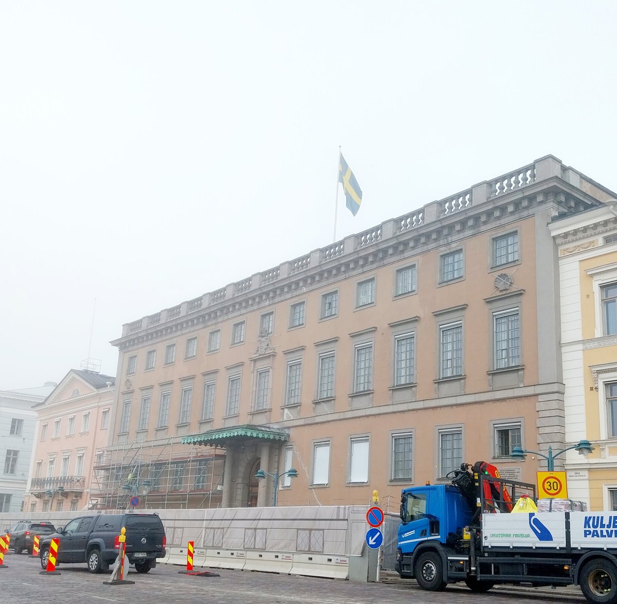 Sumuisena aamuna Ruotsin lähetystössä siviilipalvelusasioita priifaamassa. 
Det var viktigt och roligt möte. Stort tack!