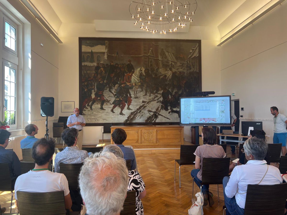 enedis_hdf's tweet photo. Pour les Journées Nationales des #SCOT, Schéma de Cohérence Territoriale, à la base des grandes orientations de #developpement d’un #territoire, @enedis a répondu à l’invitation de @cotteljj, maire de #Bapaume & Pdt de la Com. Communes Sud-Artois, pour parler développement des #EnR & préservation de la #biodiversite, en présence de l’@ademe. L’occasion aussi d’aller sur le terrain visiter le parc #eolien #Eurowatt à Fontaine Les Croisille. 3 #eoliennes de 3,6 MW sont raccordées au #PosteSource ⚡️de Biache-st-Vaast. #TE #decarbonation