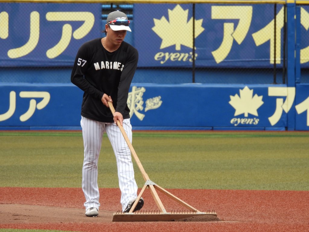 chibalotte_pr's tweet photo. そんな #小川龍成 選手は練習時間ギリギリまで、ショートとセカンドのノックを受け、自らトンボをかけていました！
#chibalotte #広報 https://t.co/YhBBcAAFnt