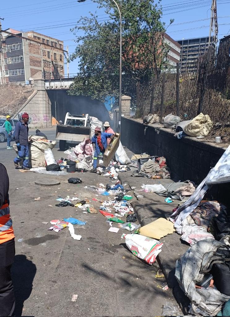 CityofJoburgZA's tweet image. BEFORE AND AFTER: Clean-ups happen every day all over Johannesburg, not only during major events. We need residents and visitors of our great city to work with us and the private sector to maintain this standard of cleanliness every day. 

Together, we can make Johannesburg a…