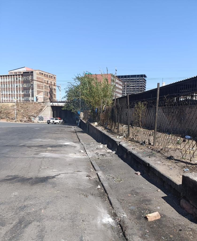 CityofJoburgZA's tweet image. BEFORE AND AFTER: Clean-ups happen every day all over Johannesburg, not only during major events. We need residents and visitors of our great city to work with us and the private sector to maintain this standard of cleanliness every day. 

Together, we can make Johannesburg a…