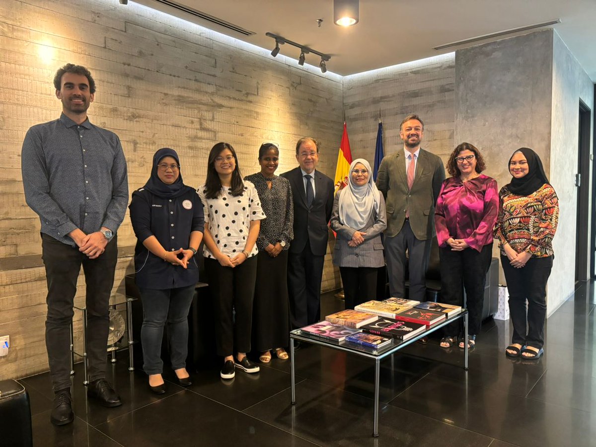 Spain in Malaysia (@embespmalasia) on Twitter photo Esta mañana, en el contexto de la reapertura del Aula Cervantes, hemos mantenido una productiva reunión con un grupo de profesores de español en Malasia, contando con la presencia de D. Javier Galván, director del <a href="/IC_Manila/">Instituto Cervantes Manila</a>. Esta mañana, en el contexto de la reapertura del Aula Cervantes, hemos mantenido una productiva reunión con un grupo de profesores de español en Malasia, contando con la presencia de D. Javier Galván, director del <a href="/IC_Manila/">Instituto Cervantes Manila</a>.