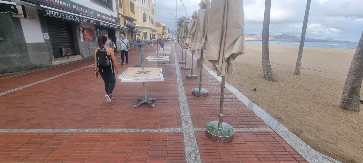 LasCanteras's tweet photo. Si abres al mediodía, no puedes ocupar el paseo a tu antojo desde las 8:30 horas de la mañana.. https://t.co/HxlgW7qlvf