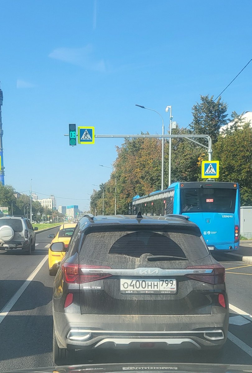 Вот эта нехорошая мадам имеет обыкновением выбрасывать недокуренные сигареты на проезжаю часть. На следующем светофоре спросил не стыдно ли ей: нет, говорит не стыдно...
Что ж, паскудство оно такое.