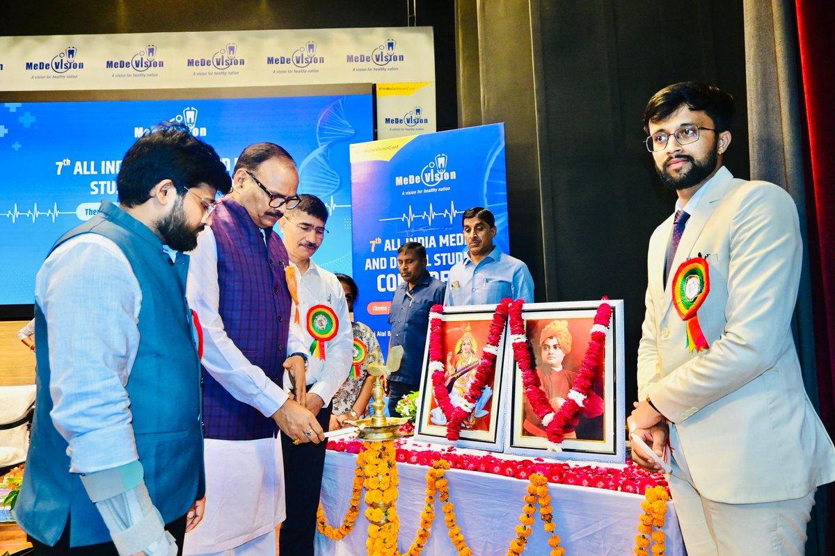 ABVPVoice's tweet photo. मेडिविजन का 7वां राष्ट्रीय सम्मेलन 'स्वास्थ्य और चिकित्सा शिक्षा - विज़न 2047' लखनऊ में संपन्न हुआ!

इस सम्मेलन में देश भर से आए विद्यार्थियों ने चिकित्सा क्षेत्र में भारत की भूमिका एवं कार्यों पर व्यापक चर्चा की।

#7thMeDeVisionConf https://t.co/7liWIXopKo