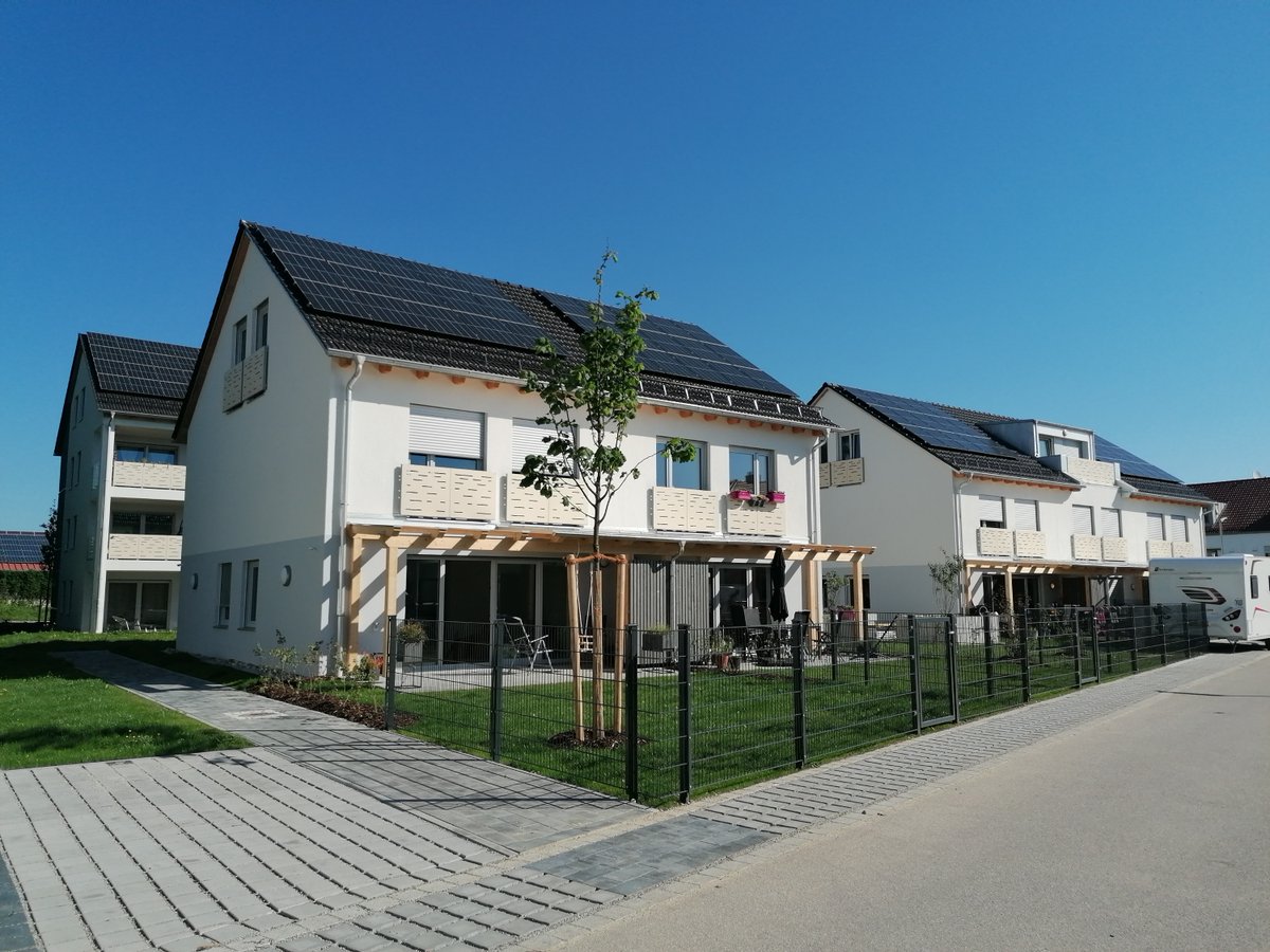 Die GWG Wasserburg hat erfolgreich 20 Wohnungen in einem Mehrfamilienhaus, drei Reihenhäuser und ein Doppelhaus fertiggestellt. #Barrierefreiheit ist durch Aufzüge gewährleistet. Die Genossenschaft möchte auch in Zukunft den Wohnungsbestand durch Neubauten erweitern und verjüngen