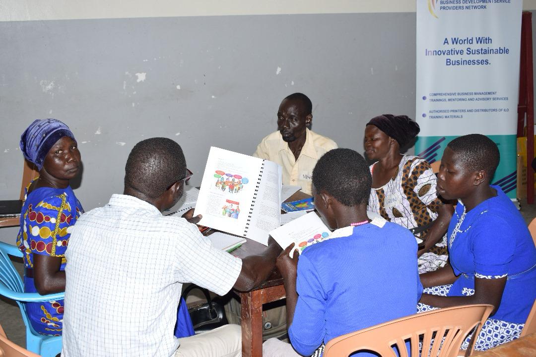 IloProspects's tweet photo. #Cooperative development has been identified as a potential avenue for #refugees and host community farmers to benefit from 
💹market opportunities in different selected value chains, 
💪fostered resilience &amp; 
🫂improved social cohesion. https://t.co/Gy3FuC9baf