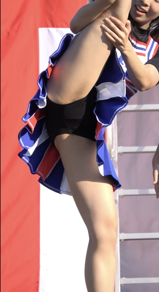 プロのチアガールちゃんは笑顔でこんなこともしてくれます
