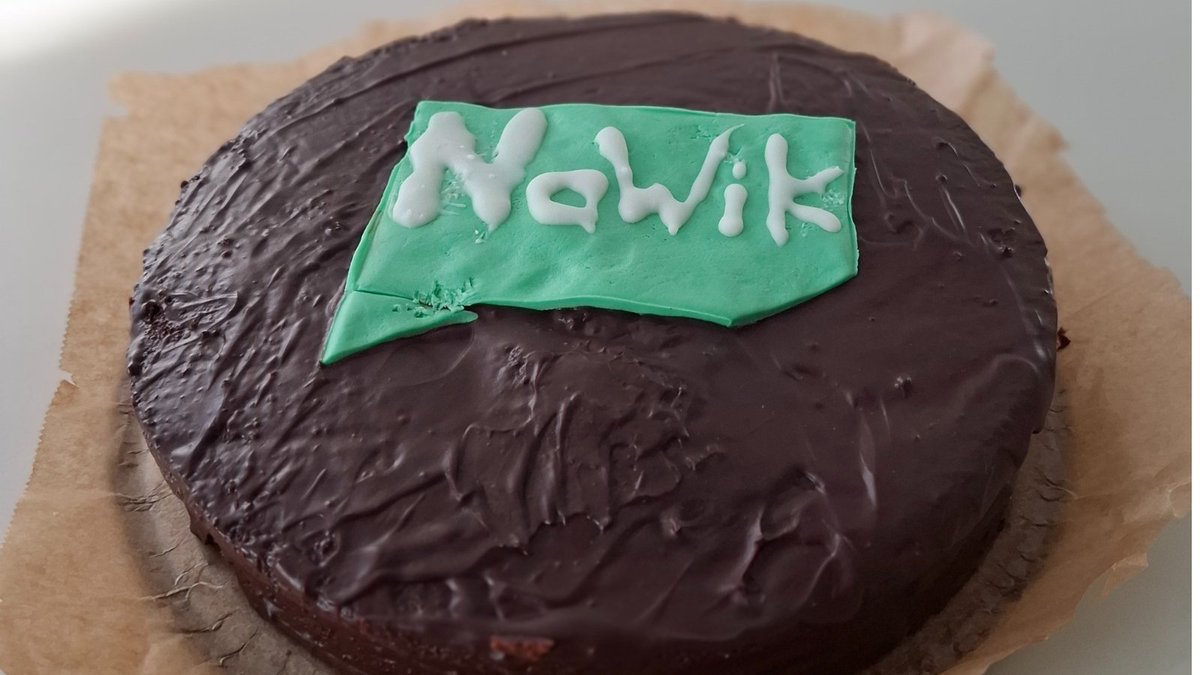 Nationales Institut für Wissenschaftkommunikation (@nawik) on Twitter photo <a href="/FredericKunkel/">FredericKunkel</a> hat eine besondere Premiere geschafft: die allererste NaWik-Torte ist eine Sachertorte! 🎂 Mit unserem Logo verziert, ist sie nicht nur etwas ganz Besonderes, sondern auch einfach ein Genuss. Wer möchte probieren? 😍 #Nawik #NaWikTorte #Backkunst <a href="/FredericKunkel/">FredericKunkel</a> hat eine besondere Premiere geschafft: die allererste NaWik-Torte ist eine Sachertorte! 🎂 Mit unserem Logo verziert, ist sie nicht nur etwas ganz Besonderes, sondern auch einfach ein Genuss. Wer möchte probieren? 😍 #Nawik #NaWikTorte #Backkunst