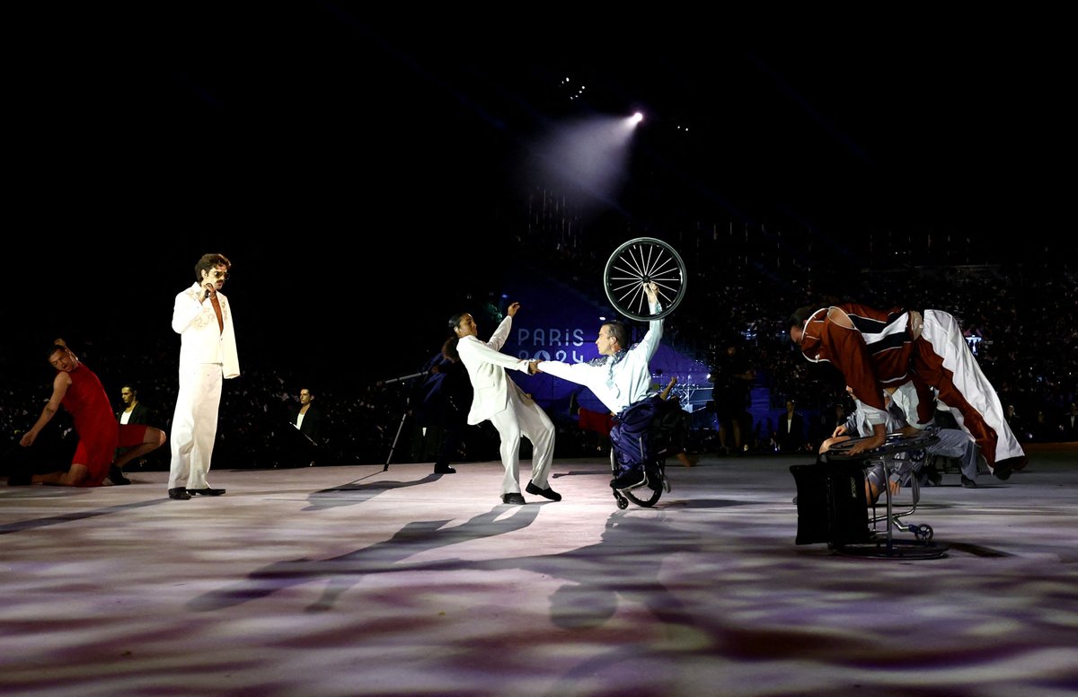 [actu] <a href="/karineperret/">Perret</a> Ouverture des Jeux paralympiques : des tableaux coups de poings et une célébration de tous les corps urlz.fr/rVAd Danseurs en situation de handicap mis en valeur tels des « étoiles » par leurs homologues valides : le show chorégraphié par Alexander