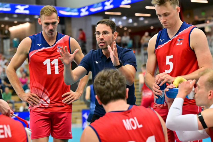 Heia Norge! 🏐🇳🇴
<a href="/Petter_Ostvik/">Petter Østvik</a> (<a href="/BKTromsoe/">Ballklubb Tromsø (BKT)</a>) og resten av herrenes landslag i #volleyball er i gang med EM-kvalik. Første kamp endte med seier 3-0 hjemme mot Montenegro. Kl 17 i dag møter de Tsjekkia borte. Kampen kan du se på eurovolley.tv
📸: Norges Volleyballforbund