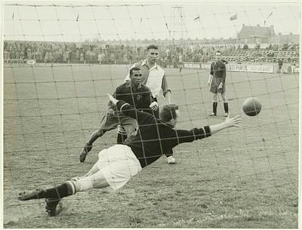 #OnThisDay in 1988 the national stadium in Paramaribo was renamed after André Kamperveen. He has been a legend in #Surinam football, but also a victim in the 1982 "December Murders" of the military regime.

Get the full story on our platform: footballmakeshistory.eu/victim-and-per…