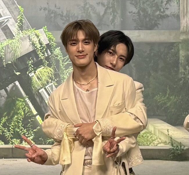 คือดูตัวเองกอดเค้าแล้วโผล่หน้าพ้นไหล่มาได้นิดนึงเพราะตัวเองตัวเร้กกว่าอะ 🥺🥺🥺🥺🥺🥺🥺🥺