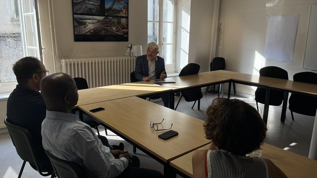 FNESR-Condorcet (@fnesr_condorcet) on Twitter photo 🔴 L’élu et son environnement extérieur : gérer les relations avec les médias et avec les habitants.
@romainblachier 🔴 L’élu et son environnement extérieur : gérer les relations avec les médias et avec les habitants.
@romainblachier