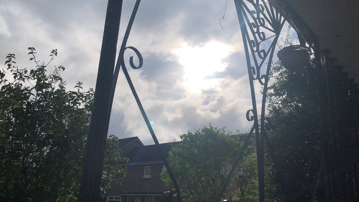 IonisedSkyWatch's tweet image. Morning bro ✌🏼High altitude #SkyFuckery with low altitude #steamrollers all morning but at least it’s breaking up a lil bit 🤞🏼🤞🏼🤞🏼