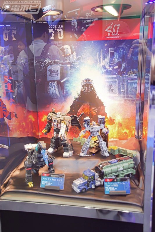 ゴジラ　オプティマスプライム メガトロン　セット トランスフォーマー」と「ゴジラ」がコラボ。可動フィギュア